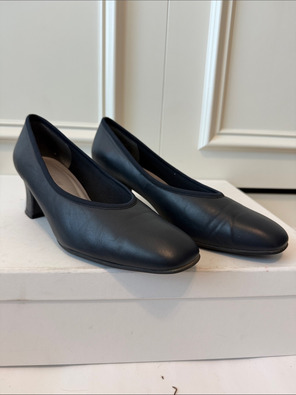 Naturalizer’s Women's Navy Leather Mid Heel Pumps